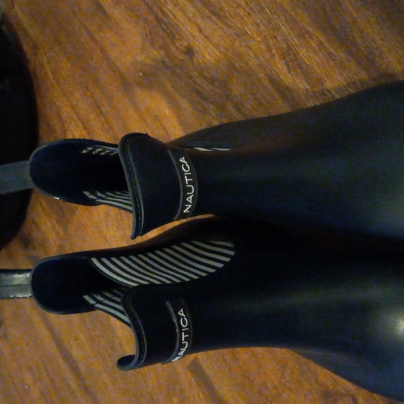 Shoe - Picture 2 of 4